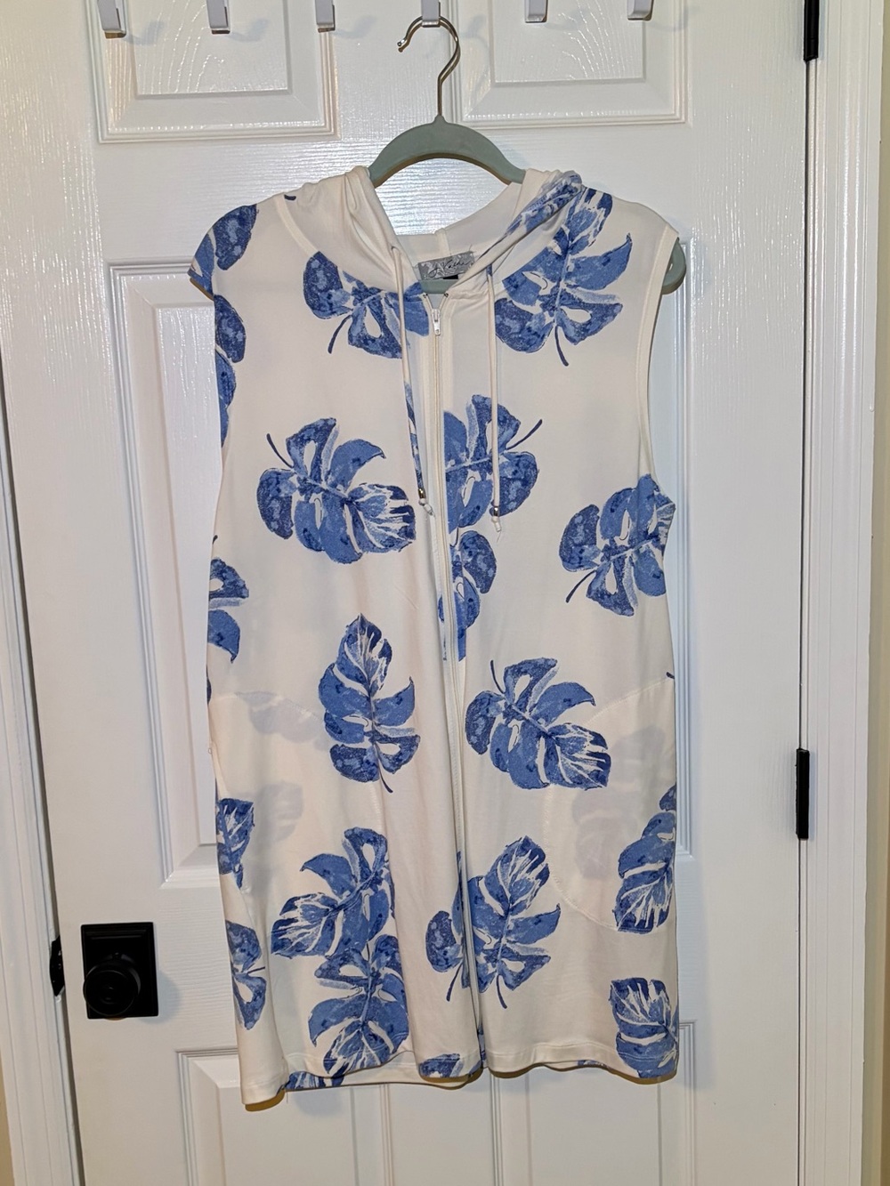 J Valdi Sleeveless Hooded Zip Cover Up with Blue Palm Leaf Print. Large